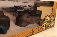 Yard Dawgs Set: VW Pickup 1963 & Ford Coe 1947 (1:64)
