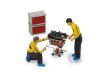 Figurines Set: 2 mechanics Ferrari team 1981 engine and tool box (1:43